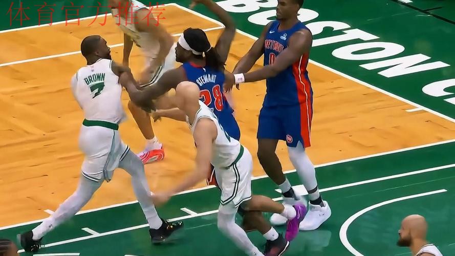 杰伦-布朗和斯图尔特篮下卡位时发生冲突,双方各领一个技犯 杰伦-布朗和斯图尔特篮下卡位时发生冲突,双方各领一个技犯