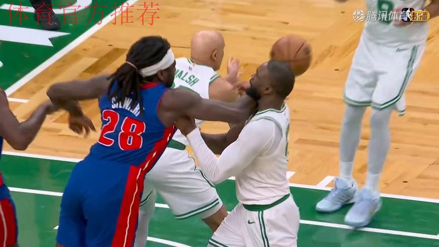 杰伦-布朗和斯图尔特篮下卡位时发生冲突,双方各领一个技犯 杰伦-布朗和斯图尔特篮下卡位时发生冲突,双方各领一个技犯